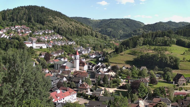 Dieses Bild zeigt eine Webcam-Aufnahme von Ottenhöfen, aufgenommen am Mittwoch, den 24.06.2026 um 18:10 Uhr