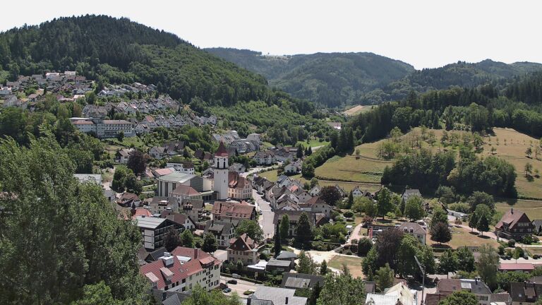 Dieses Bild zeigt eine Webcam-Aufnahme von Ottenhöfen, aufgenommen am Montag, den 20.07.2026 um 13:10 Uhr