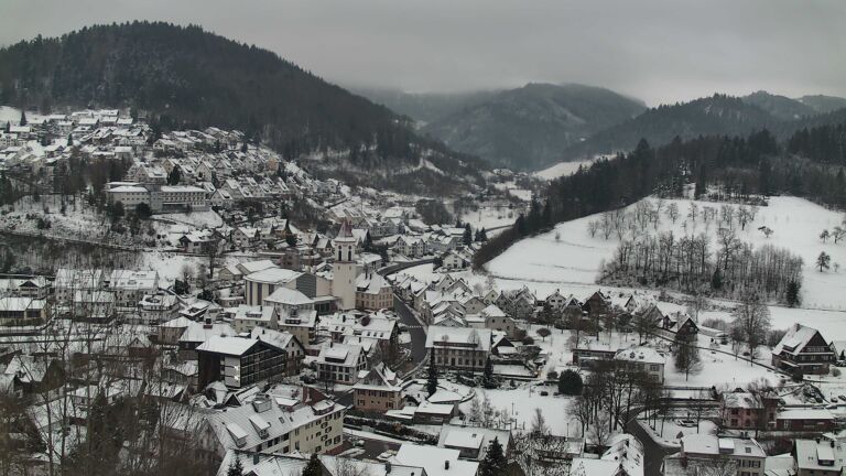 Dieses Bild zeigt eine Webcam-Aufnahme von Ottenhöfen, aufgenommen am Dienstag, den 06.01.2026 um 16:00 Uhr