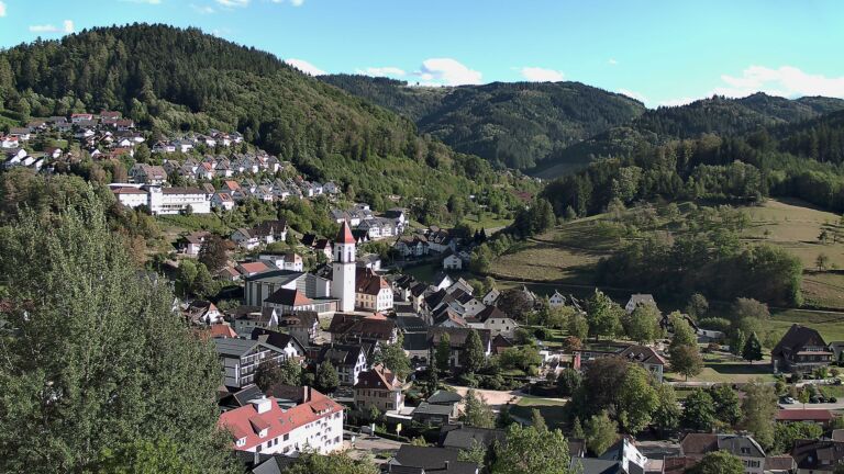 Dieses Bild zeigt eine Webcam-Aufnahme von Ottenhöfen, aufgenommen am Freitag, den 04.09.2026 um 17:30 Uhr