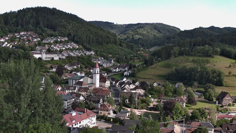 Dieses Bild zeigt eine Webcam-Aufnahme von Ottenhöfen, aufgenommen am Montag, den 06.07.2026 um 18:40 Uhr