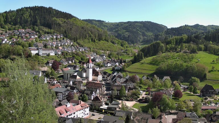 Dieses Bild zeigt eine Webcam-Aufnahme von Ottenhöfen, aufgenommen am Sonntag, den 26.04.2026 um 16:10 Uhr