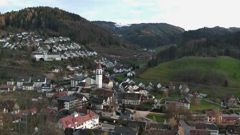 Dieses Bild zeigt eine Webcam-Aufnahme von Ottenhöfen, aufgenommen am Freitag, den 27.03.2026 um 18:00 Uhr