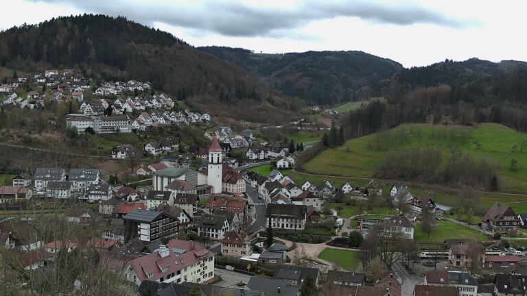 Dieses Bild zeigt eine Webcam-Aufnahme von Ottenhöfen, aufgenommen am Samstag, den 04.04.2026 um 15:10 Uhr