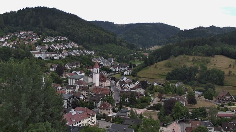 Dieses Bild zeigt eine Webcam-Aufnahme von Ottenhöfen, aufgenommen am Freitag, den 17.07.2026 um 19:40 Uhr