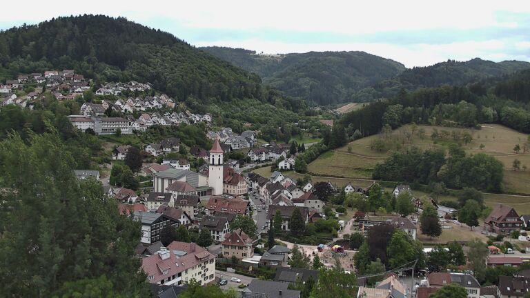 Dieses Bild zeigt eine Webcam-Aufnahme von Ottenhöfen, aufgenommen am Sonntag, den 26.07.2026 um 18:20 Uhr