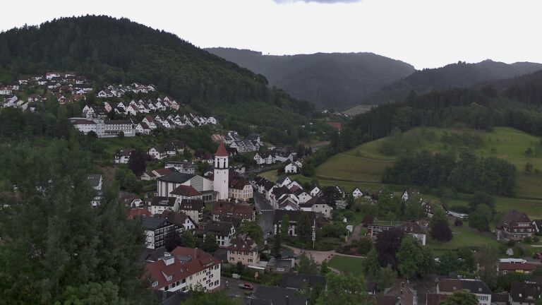 Dieses Bild zeigt eine Webcam-Aufnahme von Ottenhöfen, aufgenommen am Freitag, den 05.06.2026 um 13:30 Uhr