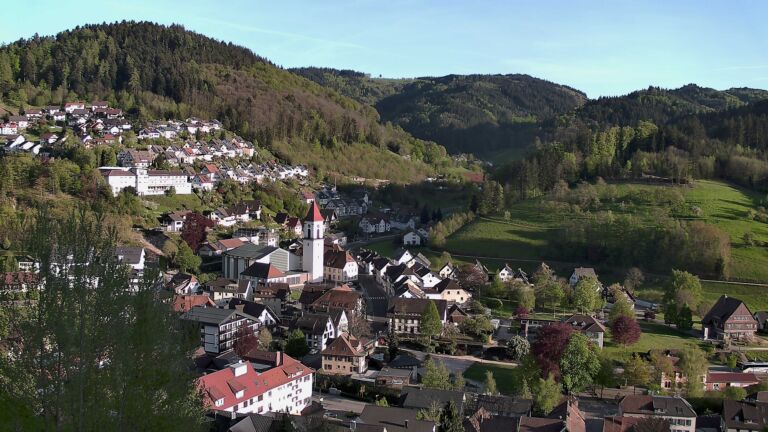 Dieses Bild zeigt eine Webcam-Aufnahme von Ottenhöfen, aufgenommen am Freitag, den 24.04.2026 um 19:10 Uhr