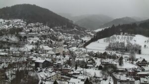 Dieses Bild zeigt eine Webcam-Aufnahme von Ottenhöfen, aufgenommen am Donnerstag, den 08.01.2026 um 12:20 Uhr