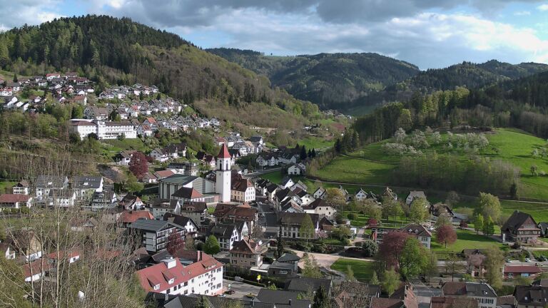 Dieses Bild zeigt eine Webcam-Aufnahme von Ottenhöfen, aufgenommen am Freitag, den 17.04.2026 um 18:10 Uhr