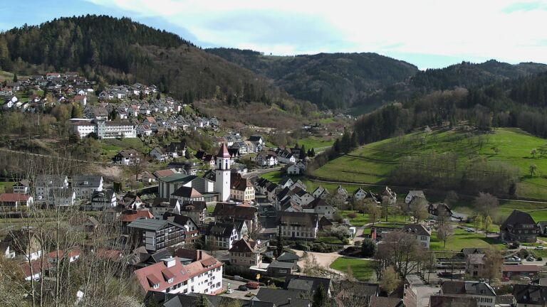 Dieses Bild zeigt eine Webcam-Aufnahme von Ottenhöfen, aufgenommen am Montag, den 06.04.2026 um 16:30 Uhr