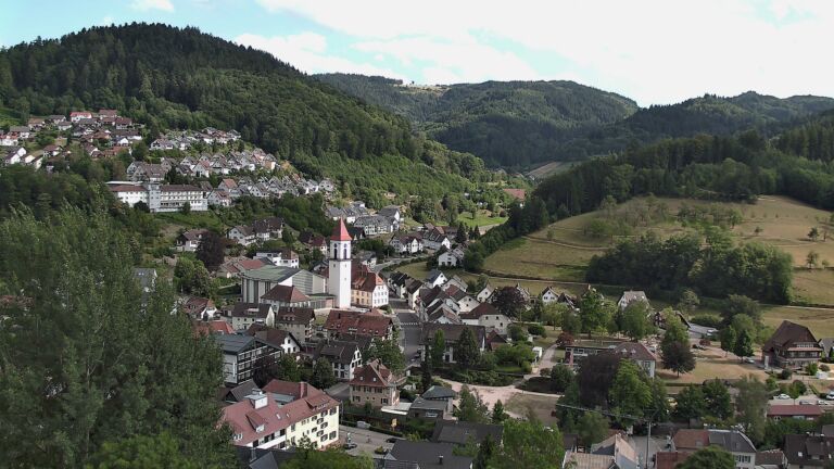 Dieses Bild zeigt eine Webcam-Aufnahme von Ottenhöfen, aufgenommen am Montag, den 27.07.2026 um 17:20 Uhr