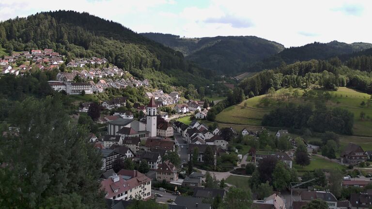 Dieses Bild zeigt eine Webcam-Aufnahme von Ottenhöfen, aufgenommen am Mittwoch, den 01.07.2026 um 16:00 Uhr