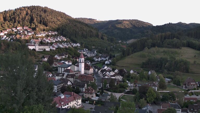 Dieses Bild zeigt eine Webcam-Aufnahme von Ottenhöfen, aufgenommen am Sonntag, den 06.09.2026 um 19:30 Uhr