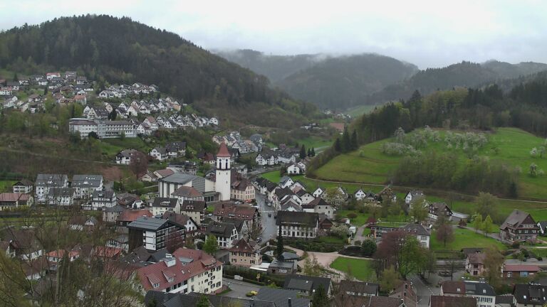 Dieses Bild zeigt eine Webcam-Aufnahme von Ottenhöfen, aufgenommen am Sonntag, den 12.04.2026 um 14:10 Uhr