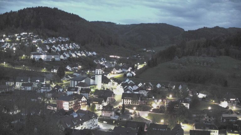 Dieses Bild zeigt eine Webcam-Aufnahme von Ottenhöfen, aufgenommen am Samstag, den 18.04.2026 um 21:00 Uhr