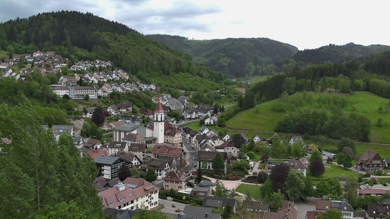 Dieses Bild zeigt eine Webcam-Aufnahme von Ottenhöfen, aufgenommen am Sonntag, den 03.05.2026 um 17:20 Uhr