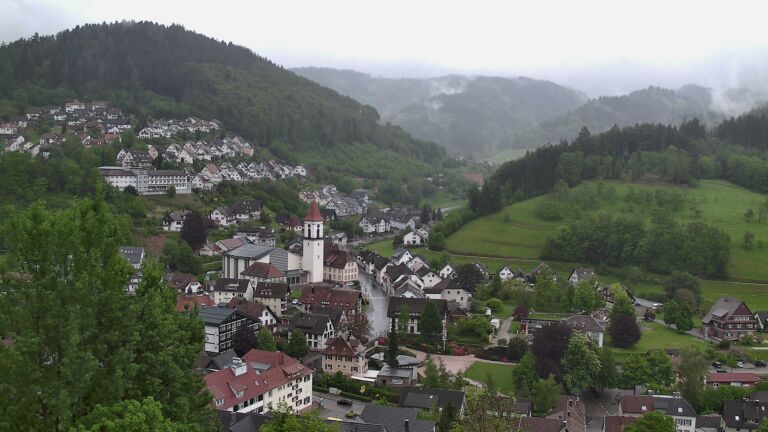 Dieses Bild zeigt eine Webcam-Aufnahme von Ottenhöfen, aufgenommen am Mittwoch, den 06.05.2026 um 17:10 Uhr