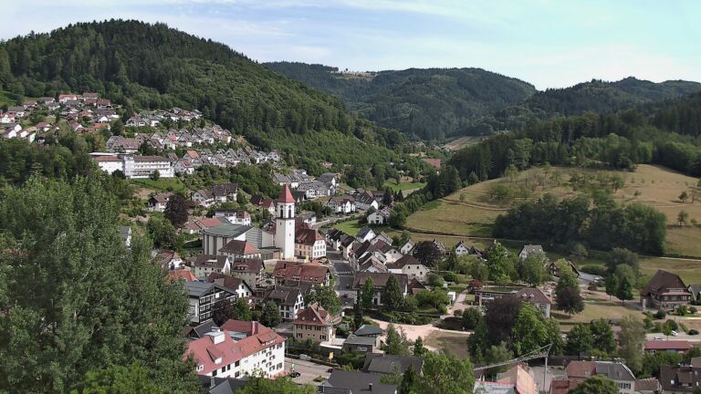 Dieses Bild zeigt eine Webcam-Aufnahme von Ottenhöfen, aufgenommen am Montag, den 13.07.2026 um 17:20 Uhr
