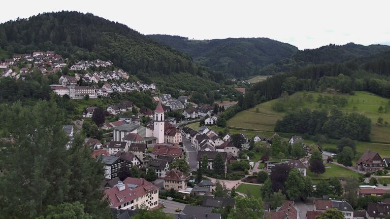 Dieses Bild zeigt eine Webcam-Aufnahme von Ottenhöfen, aufgenommen am Samstag, den 06.06.2026 um 20:10 Uhr