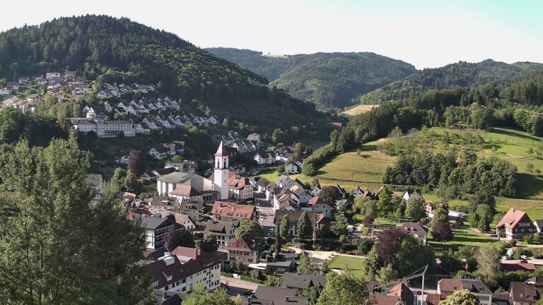 Dieses Bild zeigt eine Webcam-Aufnahme von Ottenhöfen, aufgenommen am Montag, den 15.06.2026 um 08:20 Uhr