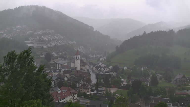 Dieses Bild zeigt eine Webcam-Aufnahme von Ottenhöfen, aufgenommen am Sonntag, den 10.05.2026 um 18:20 Uhr