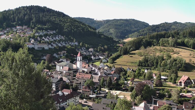 Dieses Bild zeigt eine Webcam-Aufnahme von Ottenhöfen, aufgenommen am Sonntag, den 12.07.2026 um 08:50 Uhr