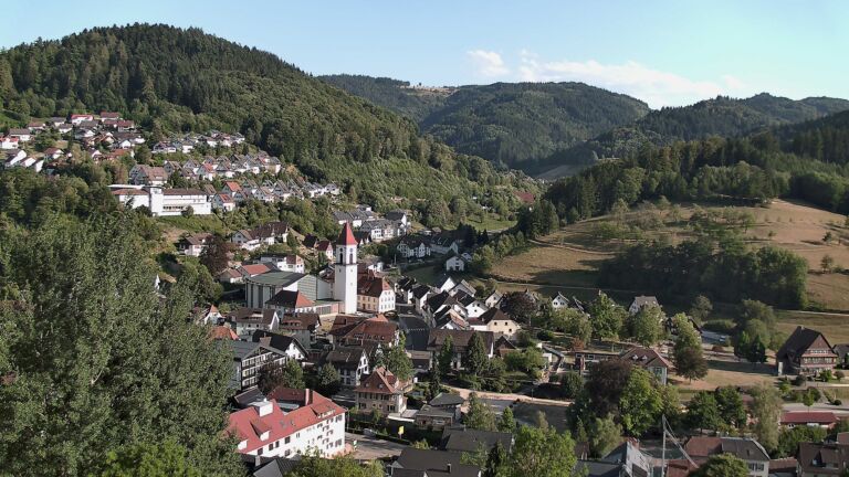 Dieses Bild zeigt eine Webcam-Aufnahme von Ottenhöfen, aufgenommen am Dienstag, den 11.08.2026 um 18:30 Uhr