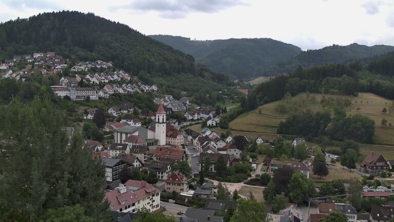 Dieses Bild zeigt eine Webcam-Aufnahme von Ottenhöfen, aufgenommen am Samstag, den 01.08.2026 um 13:10 Uhr