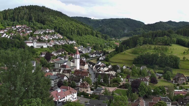 Dieses Bild zeigt eine Webcam-Aufnahme von Ottenhöfen, aufgenommen am Dienstag, den 02.06.2026 um 18:20 Uhr