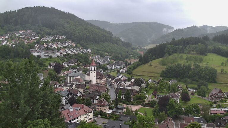 Dieses Bild zeigt eine Webcam-Aufnahme von Ottenhöfen, aufgenommen am Montag, den 08.06.2026 um 17:20 Uhr