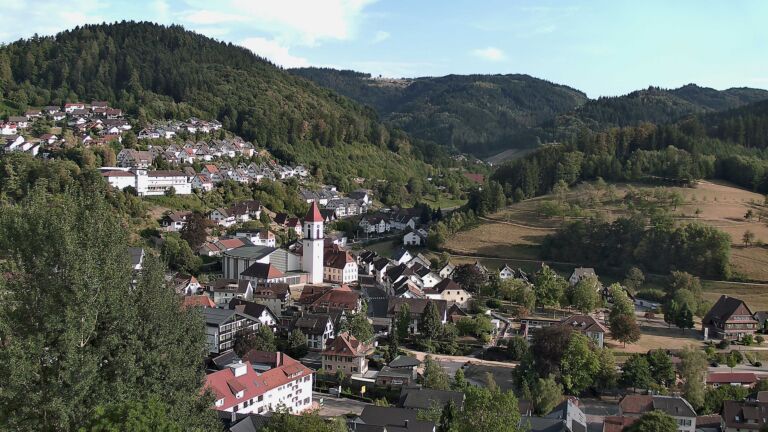 Dieses Bild zeigt eine Webcam-Aufnahme von Ottenhöfen, aufgenommen am Samstag, den 15.08.2026 um 18:30 Uhr