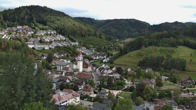Dieses Bild zeigt eine Webcam-Aufnahme von Ottenhöfen, aufgenommen am Freitag, den 18.09.2026 um 16:00 Uhr