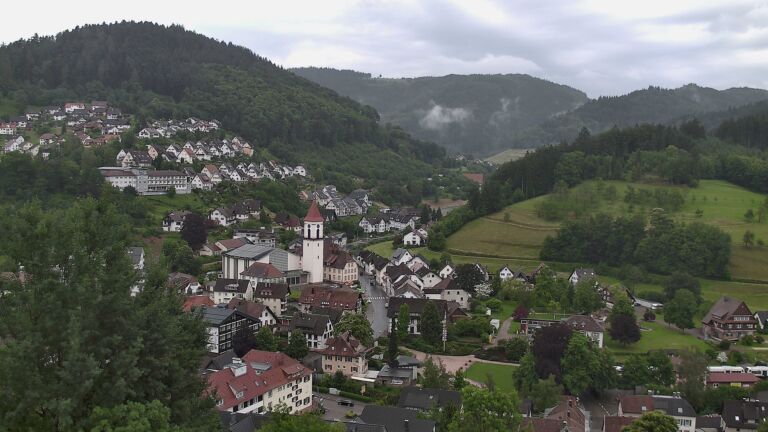 Dieses Bild zeigt eine Webcam-Aufnahme von Ottenhöfen, aufgenommen am Montag, den 08.06.2026 um 17:30 Uhr