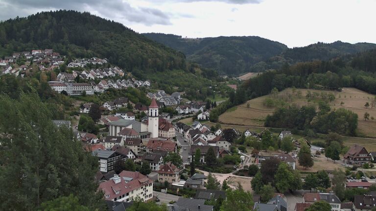 Dieses Bild zeigt eine Webcam-Aufnahme von Ottenhöfen, aufgenommen am Dienstag, den 18.08.2026 um 09:50 Uhr