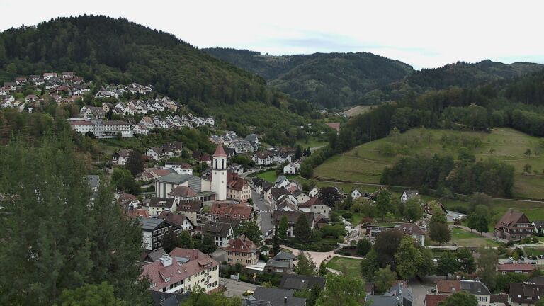 Dieses Bild zeigt eine Webcam-Aufnahme von Ottenhöfen, aufgenommen am Sonntag, den 13.09.2026 um 16:30 Uhr