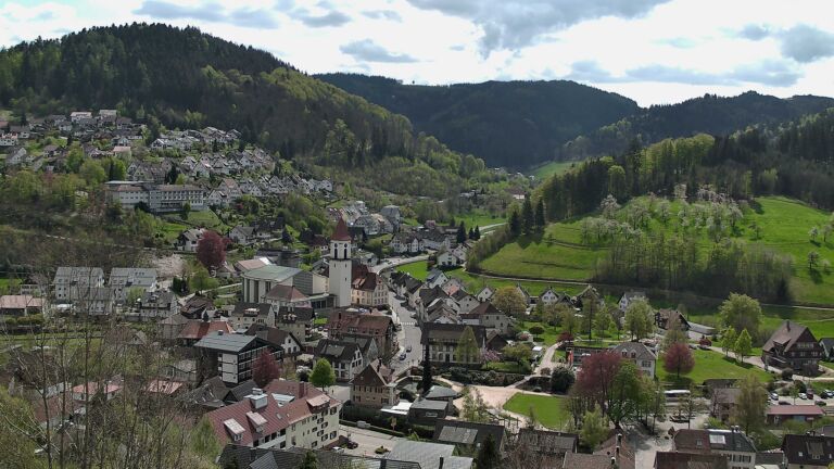 Dieses Bild zeigt eine Webcam-Aufnahme von Ottenhöfen, aufgenommen am Freitag, den 17.04.2026 um 13:10 Uhr