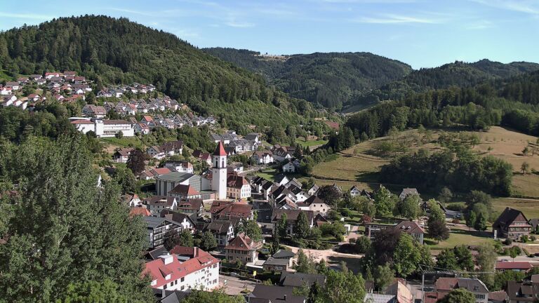 Dieses Bild zeigt eine Webcam-Aufnahme von Ottenhöfen, aufgenommen am Sonntag, den 12.07.2026 um 18:00 Uhr