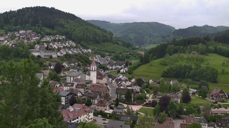 Dieses Bild zeigt eine Webcam-Aufnahme von Ottenhöfen, aufgenommen am Sonntag, den 10.05.2026 um 17:10 Uhr