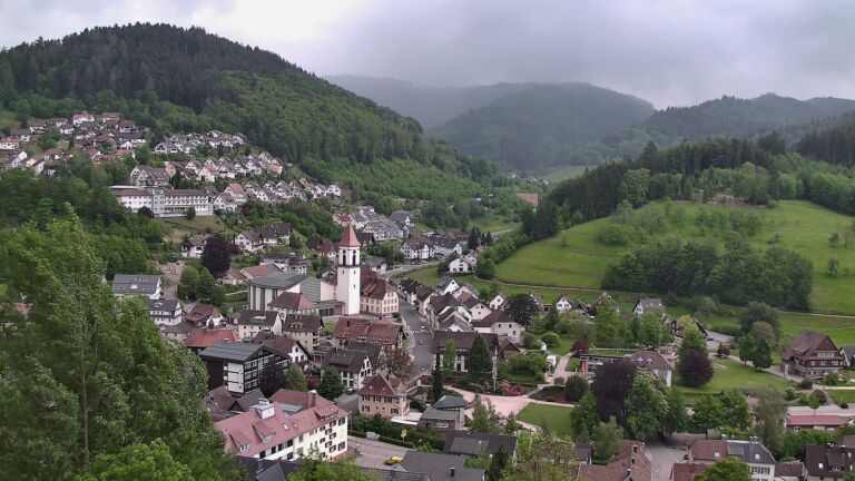 Dieses Bild zeigt eine Webcam-Aufnahme von Ottenhöfen, aufgenommen am Sonntag, den 10.05.2026 um 18:00 Uhr