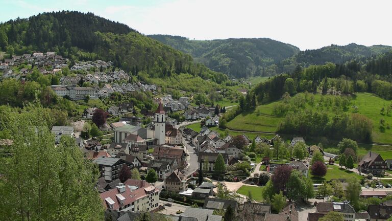 Dieses Bild zeigt eine Webcam-Aufnahme von Ottenhöfen, aufgenommen am Montag, den 27.04.2026 um 13:30 Uhr