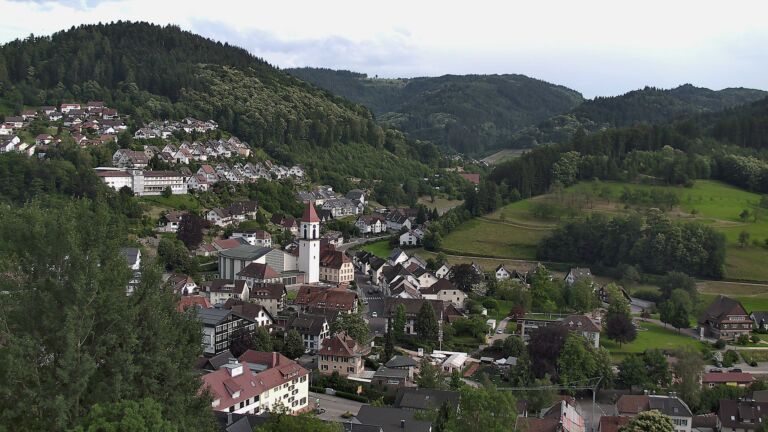 Dieses Bild zeigt eine Webcam-Aufnahme von Ottenhöfen, aufgenommen am Freitag, den 19.06.2026 um 18:30 Uhr