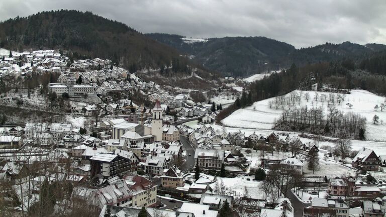 Dieses Bild zeigt eine Webcam-Aufnahme von Ottenhöfen, aufgenommen am Freitag, den 02.01.2026 um 13:30 Uhr