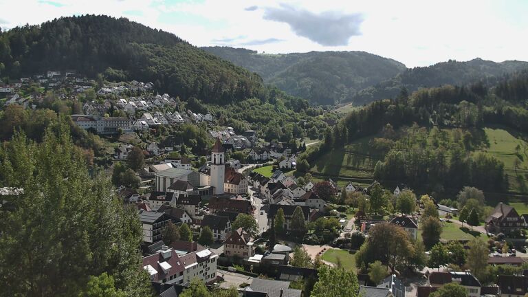 Dieses Bild zeigt eine Webcam-Aufnahme von Ottenhöfen, aufgenommen am Montag, den 12.10.2026 um 13:00 Uhr