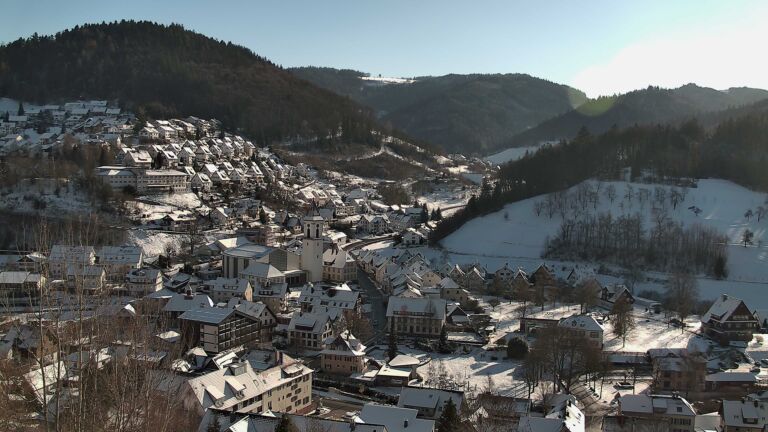 Dieses Bild zeigt eine Webcam-Aufnahme von Ottenhöfen, aufgenommen am Mittwoch, den 07.01.2026 um 13:50 Uhr