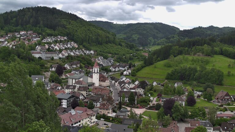 Dieses Bild zeigt eine Webcam-Aufnahme von Ottenhöfen, aufgenommen am Mittwoch, den 13.05.2026 um 16:00 Uhr