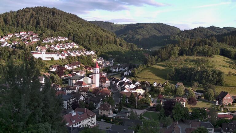 Dieses Bild zeigt eine Webcam-Aufnahme von Ottenhöfen, aufgenommen am Montag, den 01.06.2026 um 20:20 Uhr