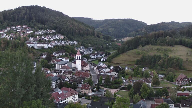 Dieses Bild zeigt eine Webcam-Aufnahme von Ottenhöfen, aufgenommen am Sonntag, den 06.09.2026 um 07:10 Uhr