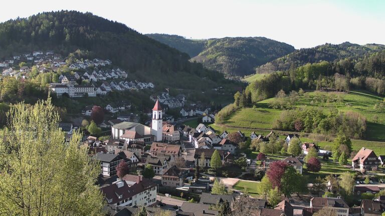 Dieses Bild zeigt eine Webcam-Aufnahme von Ottenhöfen, aufgenommen am Freitag, den 24.04.2026 um 08:20 Uhr