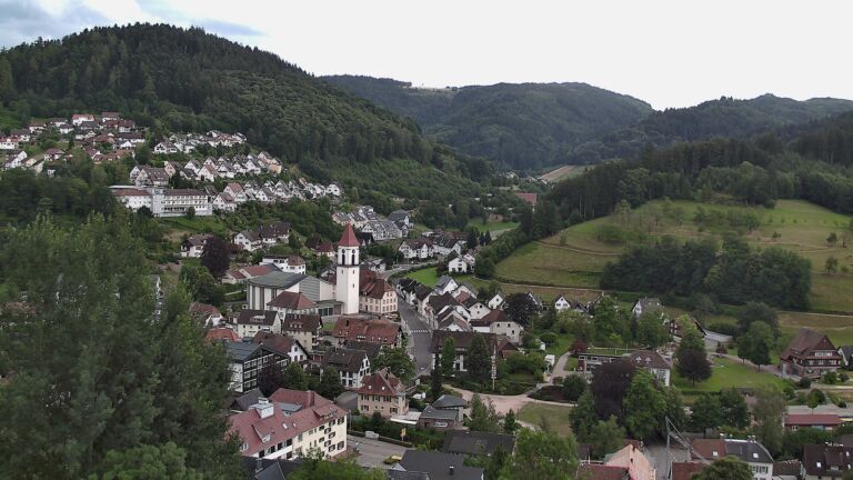 Dieses Bild zeigt eine Webcam-Aufnahme von Ottenhöfen, aufgenommen am Sonntag, den 05.07.2026 um 19:00 Uhr
